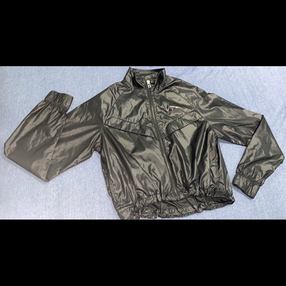 Cropped Nike Windbreaker